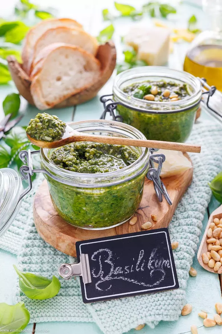 Frisches Basilikum Pesto in einem Glas auf Holzbrett, bereit zum Genuss