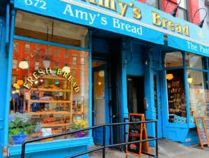 Frisches deutsches Brot und Backwaren in einer Bäckerei in New York