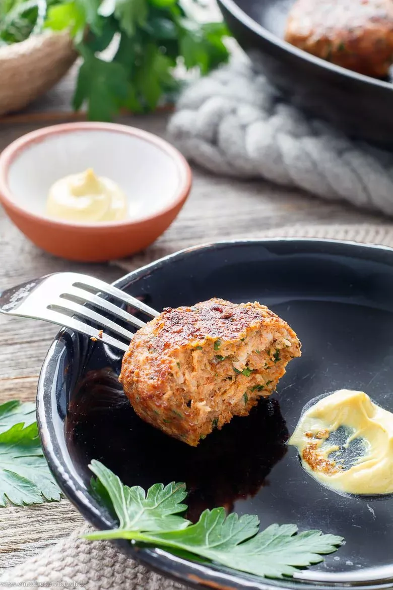 Frisches gemischtes Hackfleisch in einer Schale, bereit für die Bulettenzubereitung.