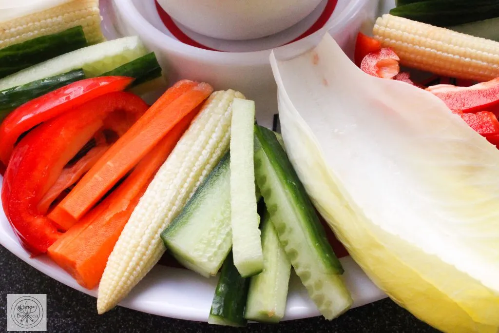 Frisches Gemüse auf einer Servierplatte