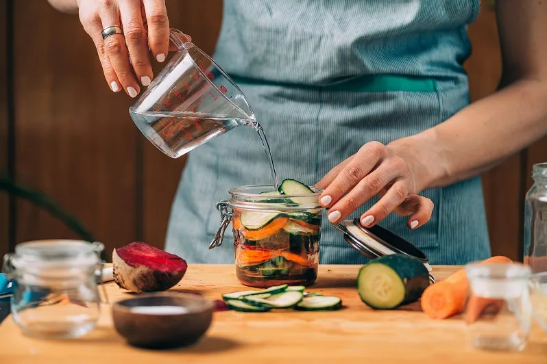 Frisches Gemüse bereit zur Fermentation in Glasbehältern für eine gesunde Zubereitung