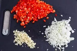 Frisches Gemüse, fein gewürfelt, bereit für die Paella