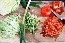 Frisches Gemüse und Feta vorbereitet für die Wrap-Füllung