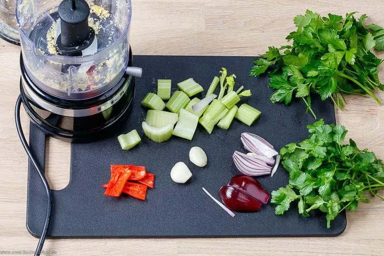 Frisches Gemüse und Kräuter für Falafel