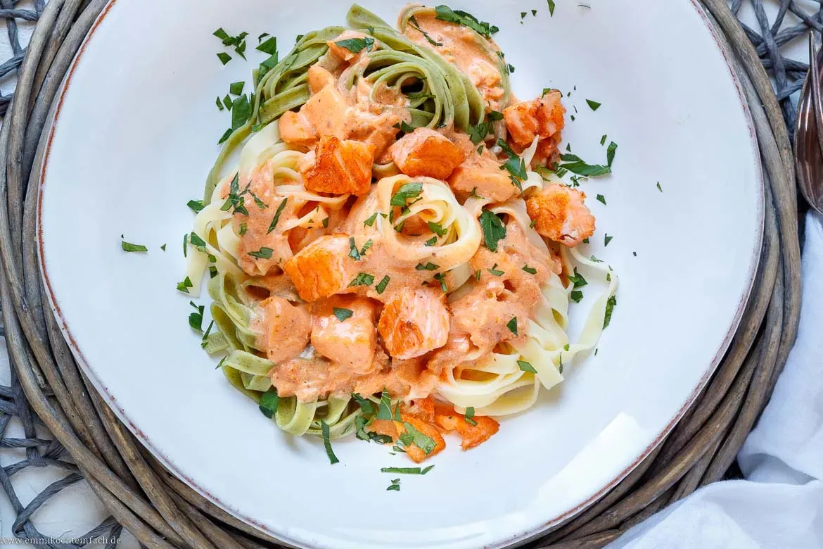 Frisches Lachsfilet, bereit zur Zubereitung für Tagliatelle mit Lachs