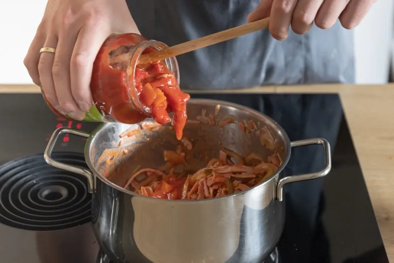 Frisches Letscho-Gemüse zur Soljanka hinzufügen