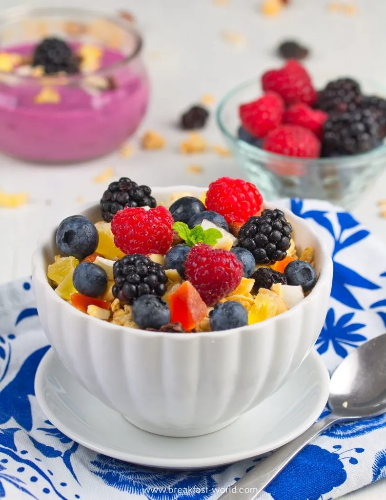 Frisches Müsli mit Joghurt und Beeren als gesunde Frühstücksalternative.