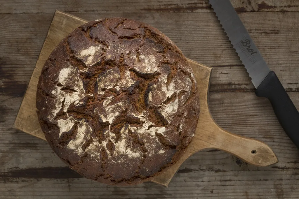 Frisches Roggensauerteigbrot mit Miso-Butter und Meersalz-Butter serviert