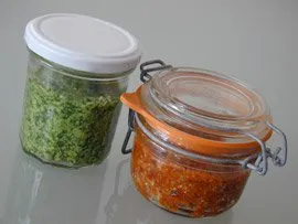 Frisches Rucola Pesto und rotes Pesto mit Ciabatta-Scheiben