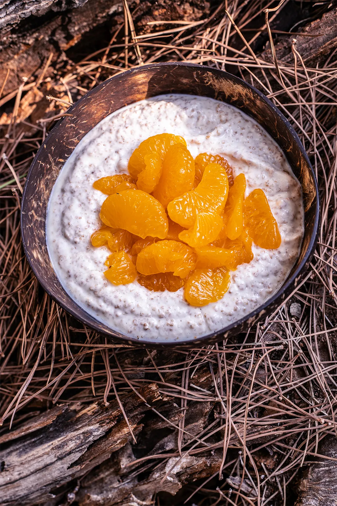 Frisches veganes Amaranth Frühstück in einem Glas geschichtet, perfekt für Meal Prep und unterwegs