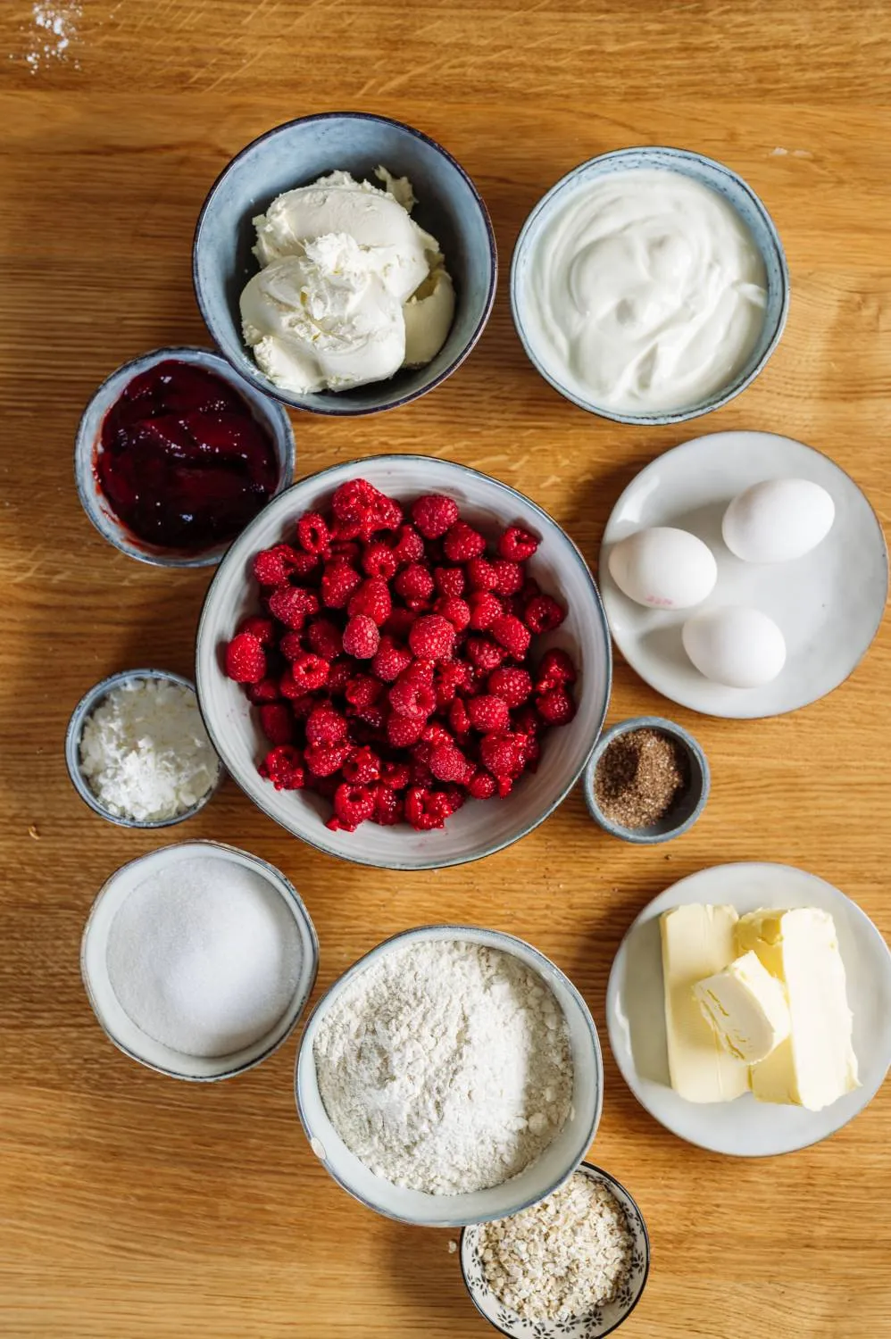 Frischkäse und Joghurt werden in einer Schüssel zu einer cremigen Masse verrührt