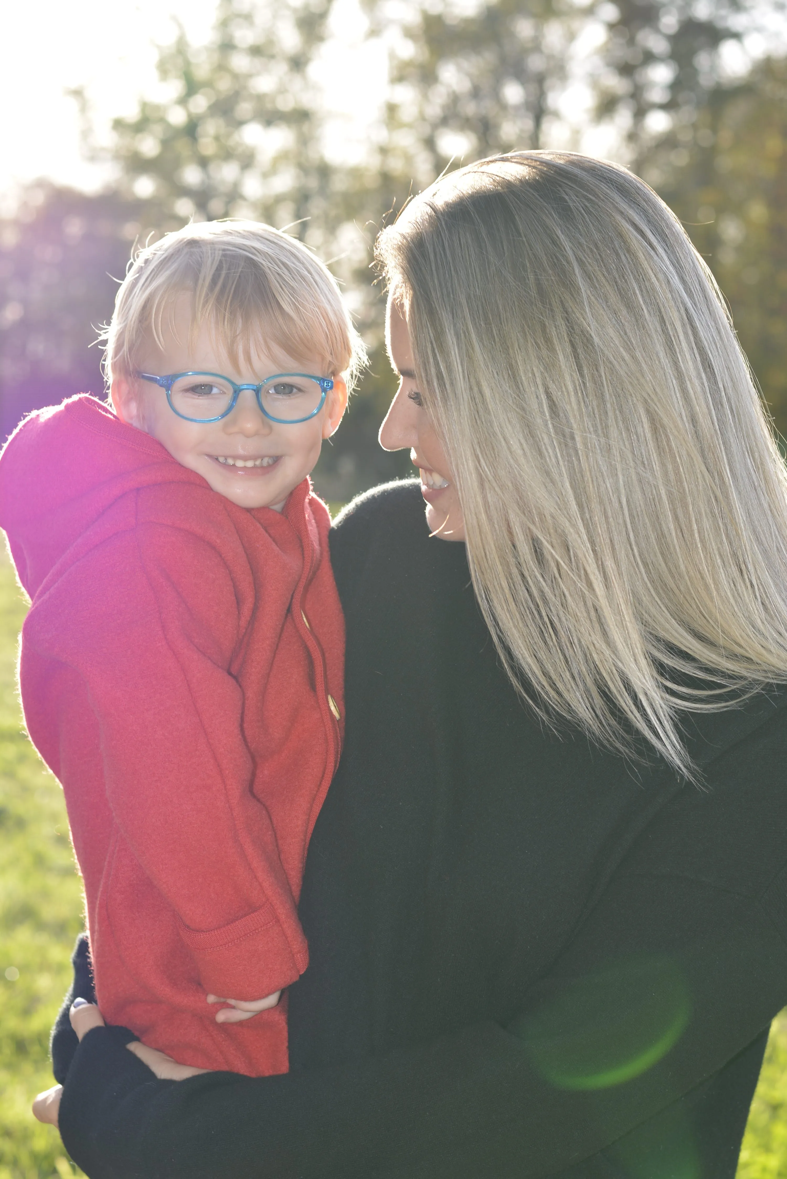Fröhliche Outdoor-Aktivitäten mit Kindern im deutschen Winterwald, spielerische Familienzeit