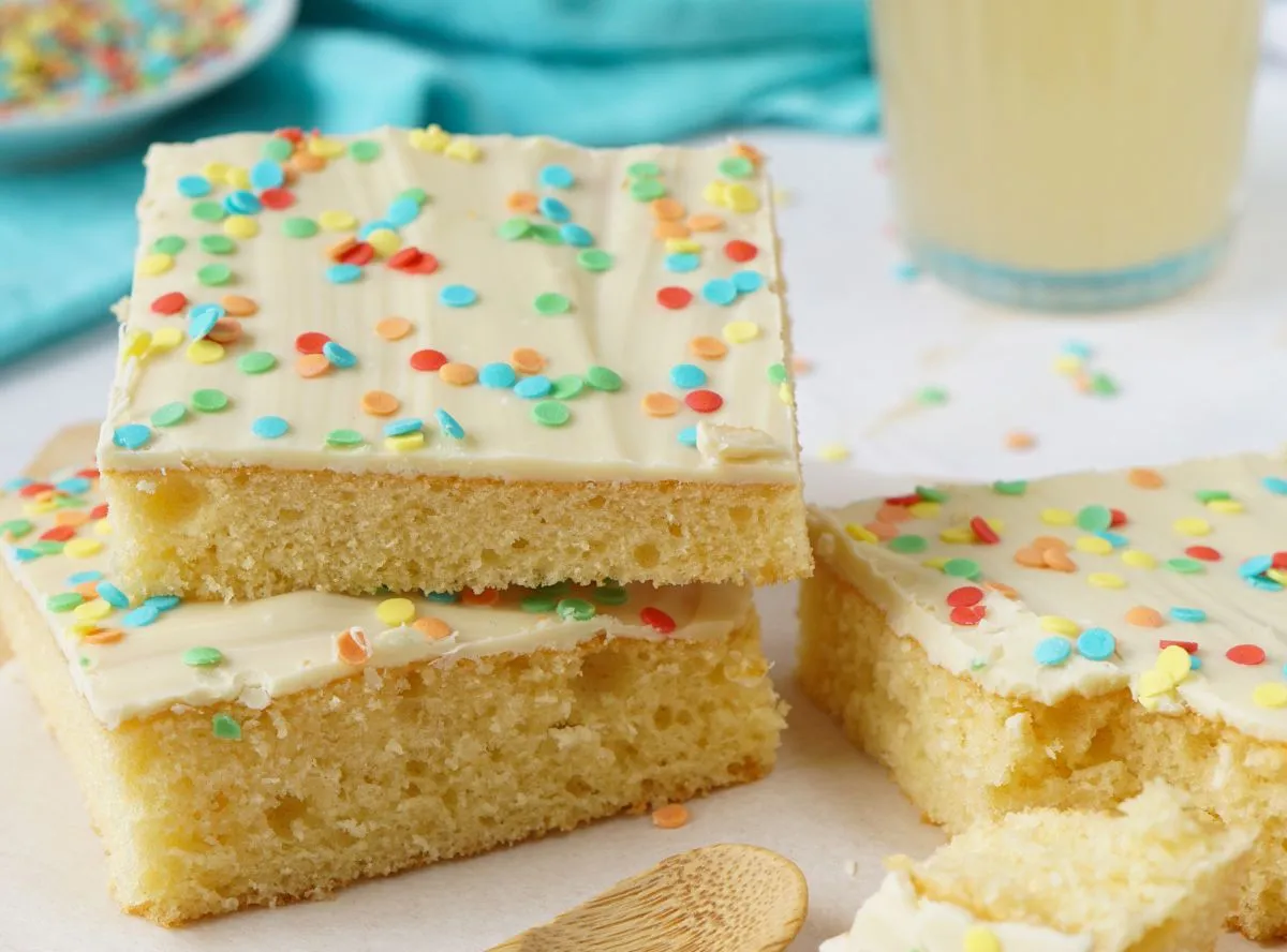 Fröhlicher Konfettikuchen vom Blech, bestreut mit bunten Streuseln, ideal für viele kleine Gäste zum 3. Kindergeburtstag.