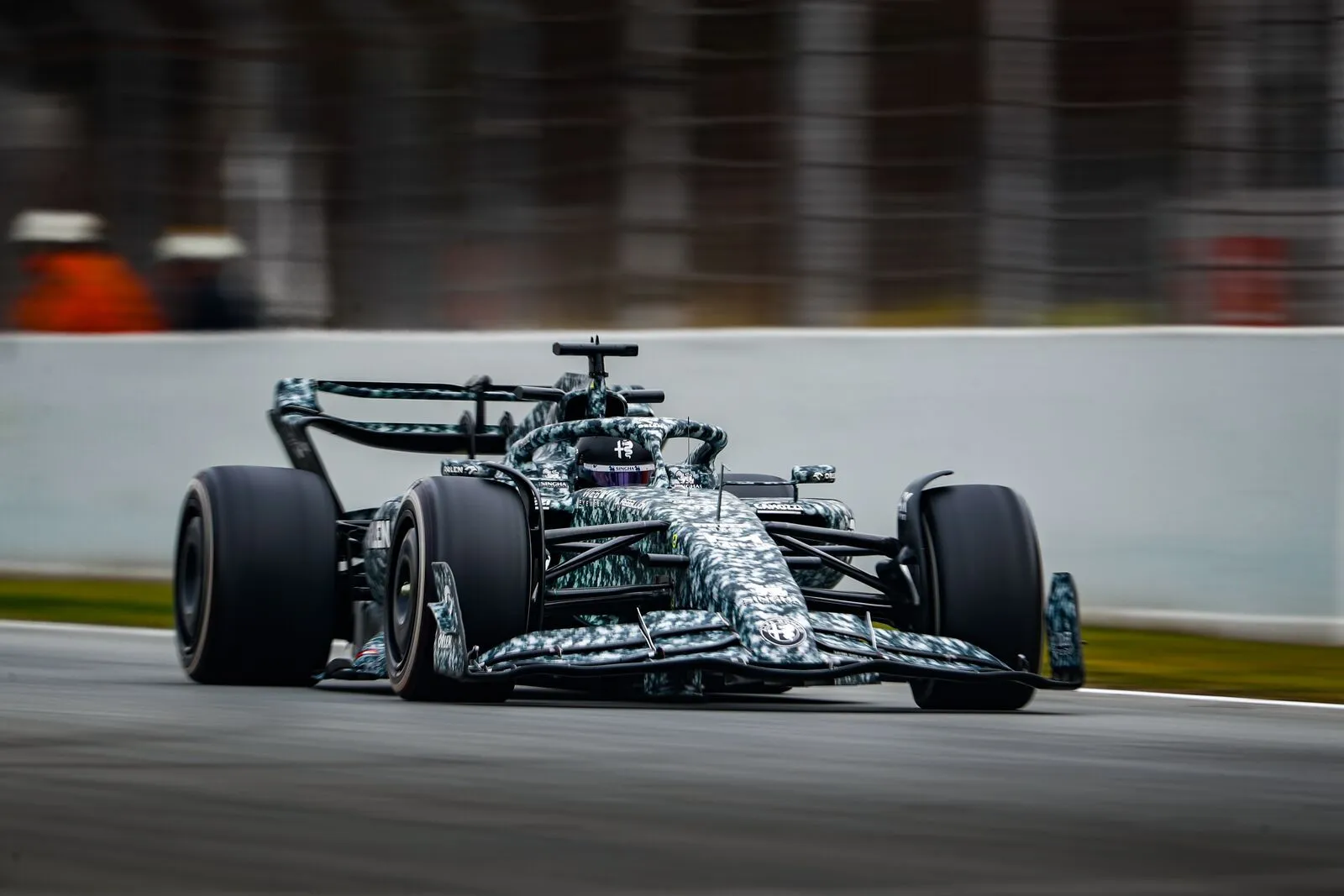 Frontansicht des Alfa Romeo C42 während der Vorsaison-Tests 2022 in Barcelona