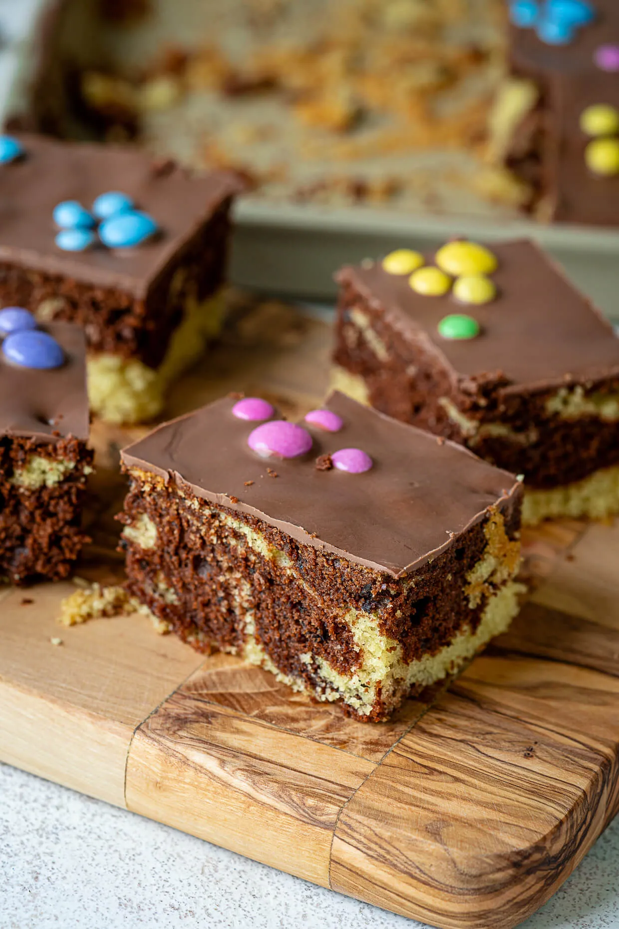 Frontansicht des Paw Patrol Geburtstagskuchens mit leckerer Schokoglasur und farbenfrohen Smarties-Pfoten, ideal für das Rezept.