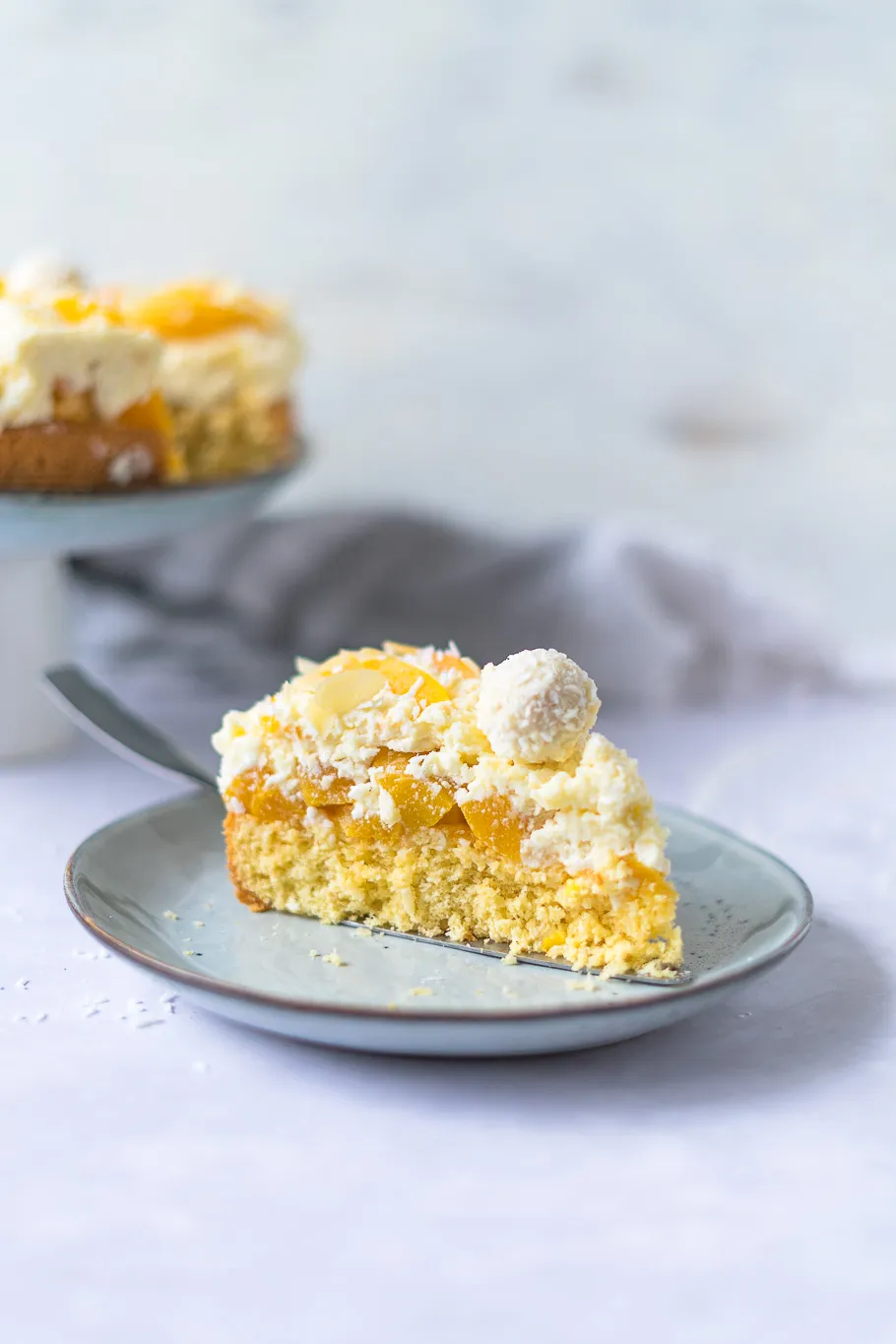 Fruchtig-cremige Pfirsich-Maracuja-Raffaelo-Torte, ideal für festliche Anlässe