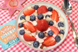 Fruchtige Low-Carb-Frühstückscreme mit Beeren und Minze – ein Happy Carb Rezept für den gesunden Start in den Tag