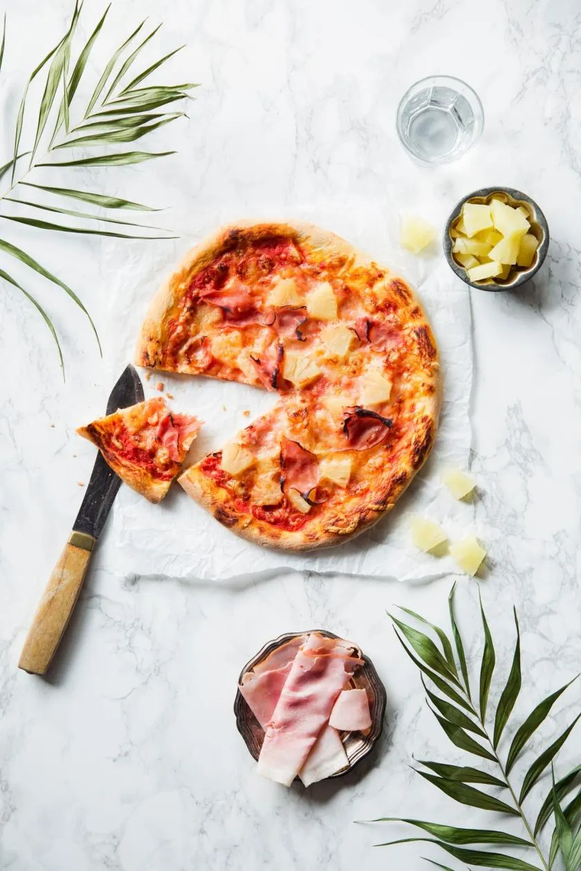 Fruchtige Pizza Hawaii mit Ananasstücken, Kochschinken und Käse.