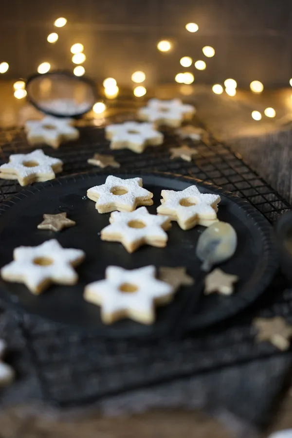 Fruchtige Spitzbuben mit Lemon Curd Füllung, eine spritzige Variante der klassischen Plätzchen