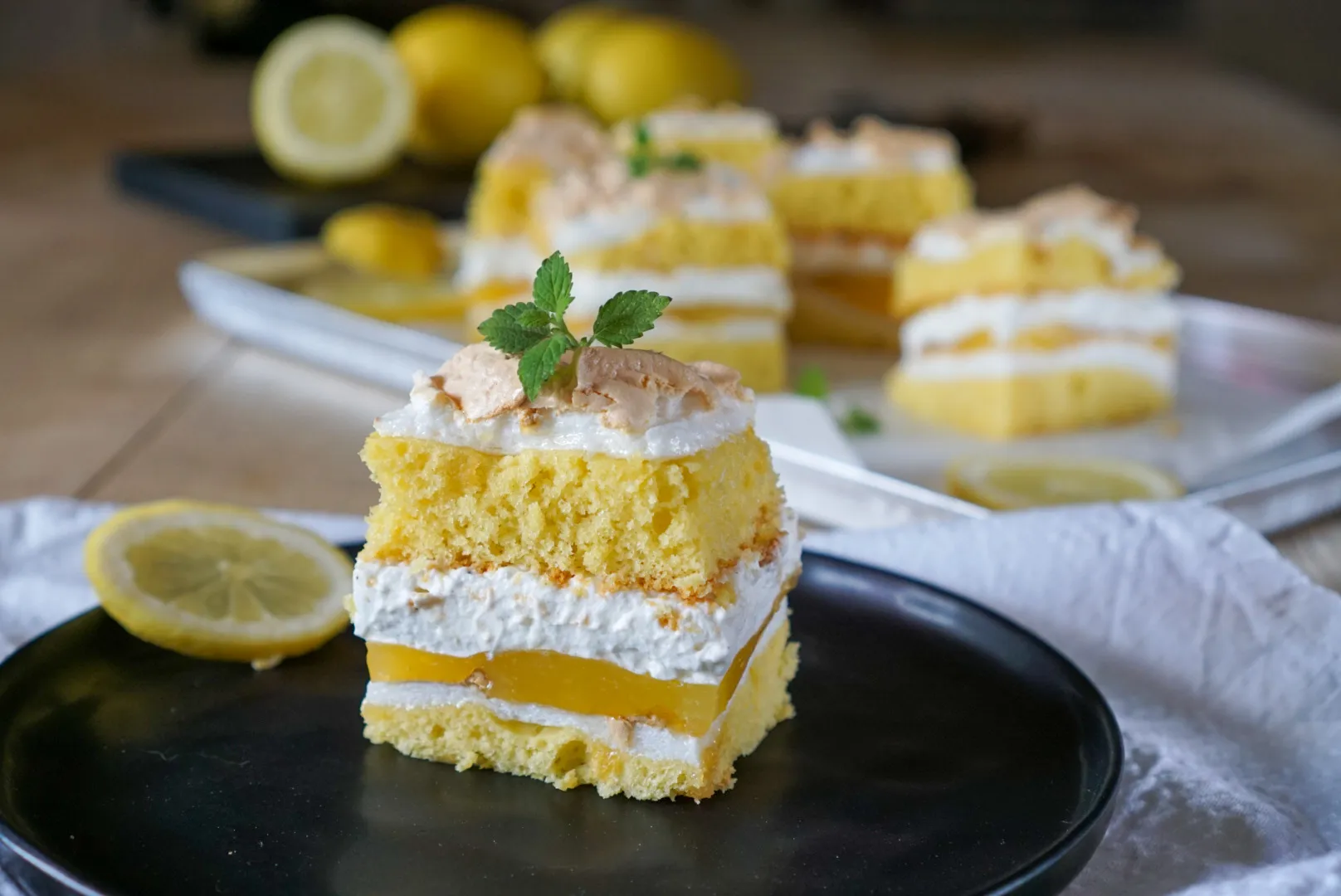 Fruchtige Zitronenschnitten mit Puderzucker bestreut