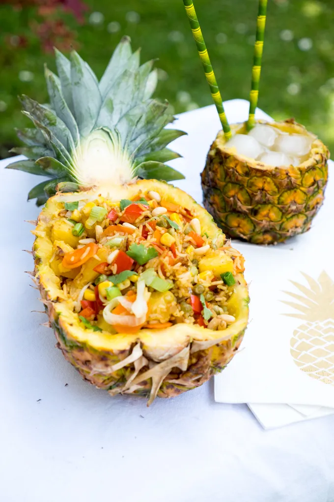 Fruchtiger Reissalat in der Ananas mit Paprika, Mais, Möhren, Frühlingszwiebeln und Curry