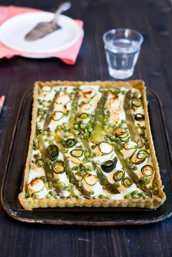 Frühlings-Quiche mit grünem Spargel, Erbsen und Petersilien-Boden