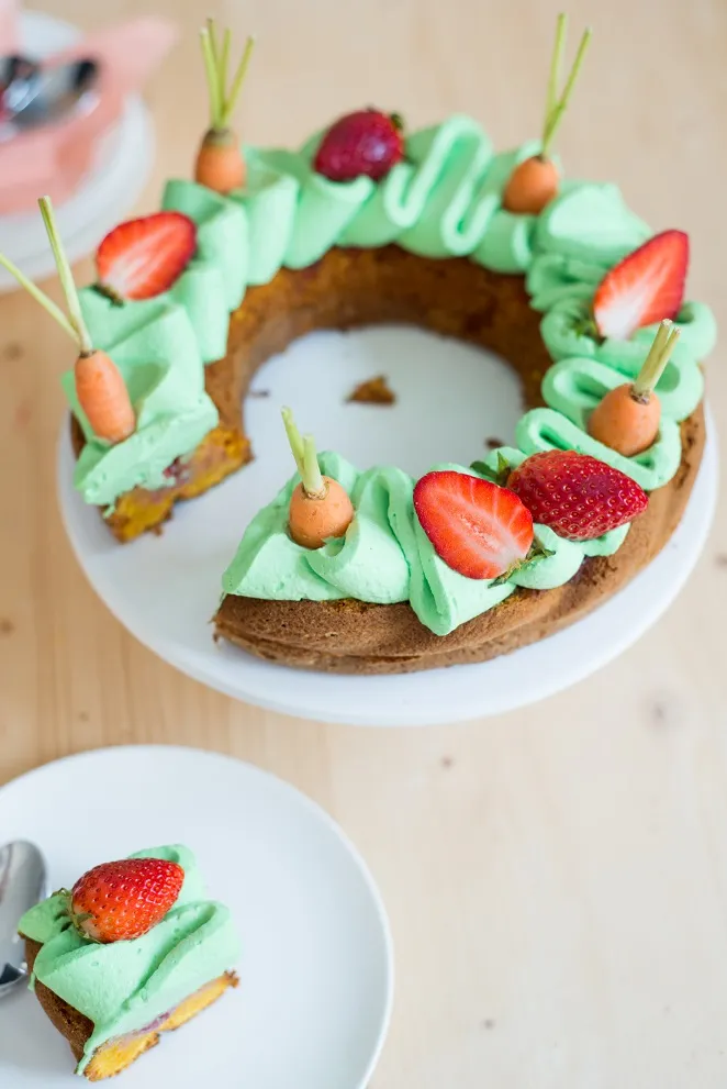 Frühlingskuchen mit Möhren, Rhabarber und Erdbeeren