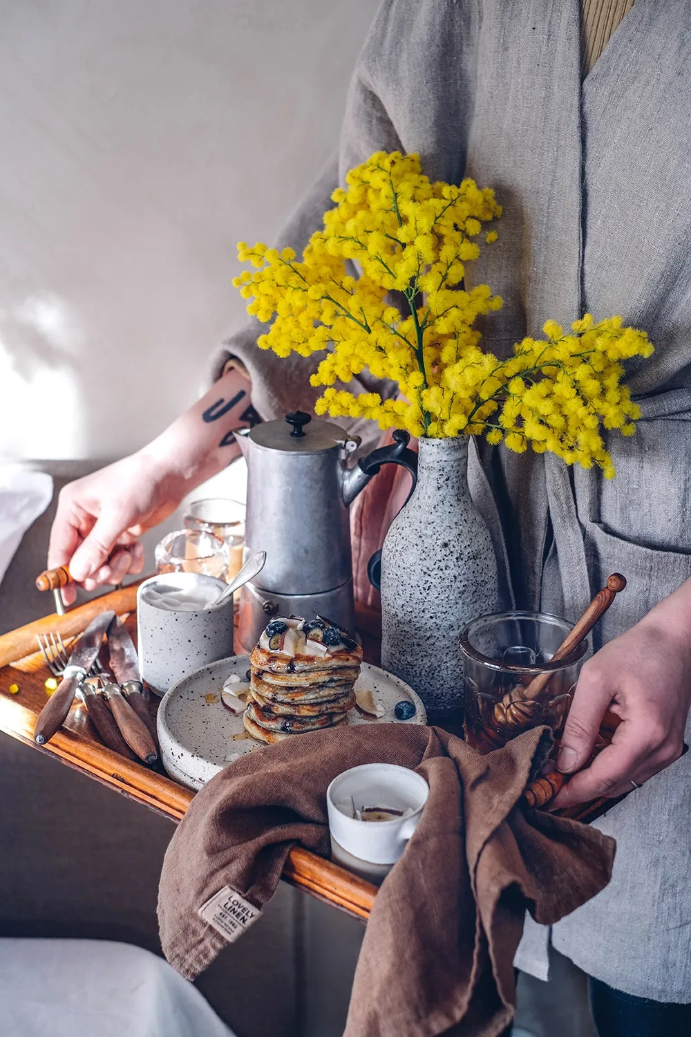 Frühstück im Bett mit fluffigen Heidelbeer-Pancakes und Rosenbettwäsche