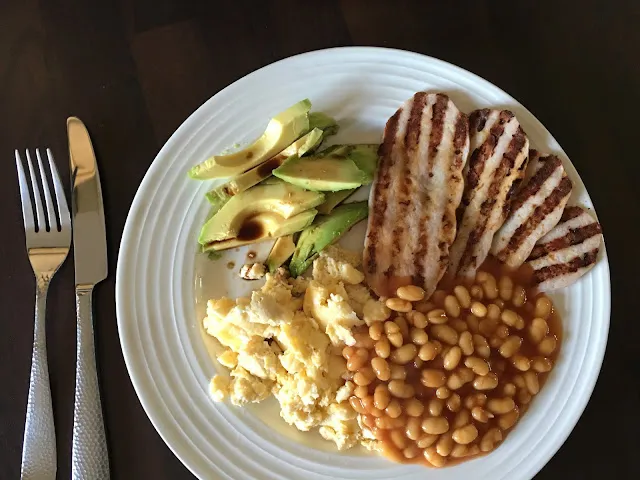 Frühstück mit gegrilltem Speck und Eiern