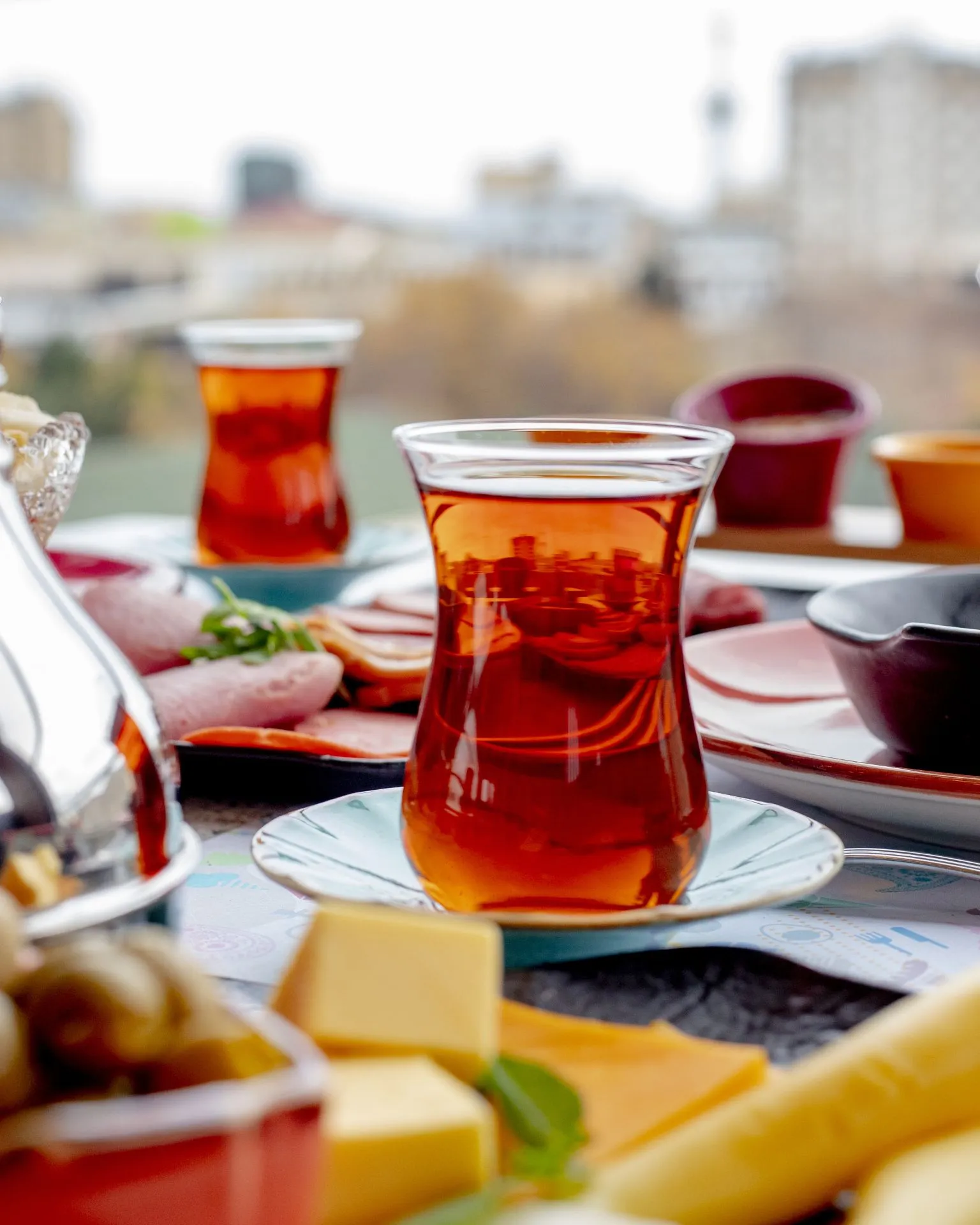 Frühstücksarrangement mit einer Tasse Tee, Käse und Brot