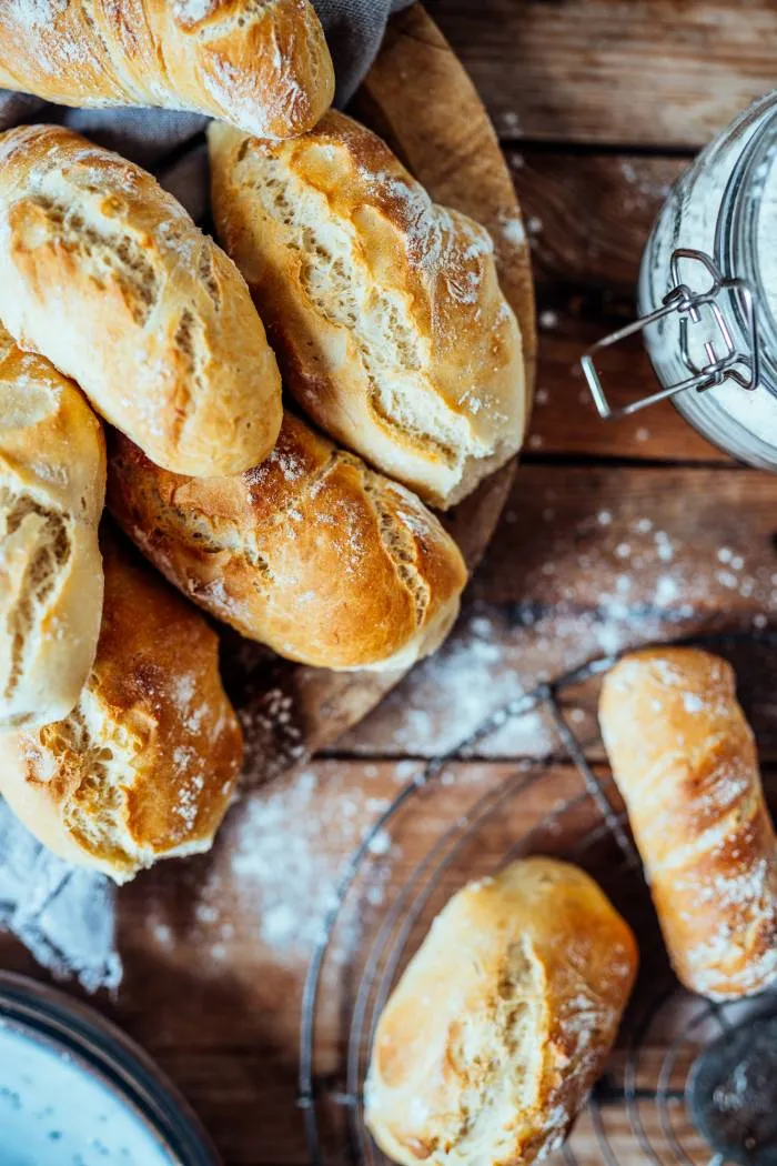 Frühstückstisch mit selbstgebackenen Baguette Brötchen und Kaffee