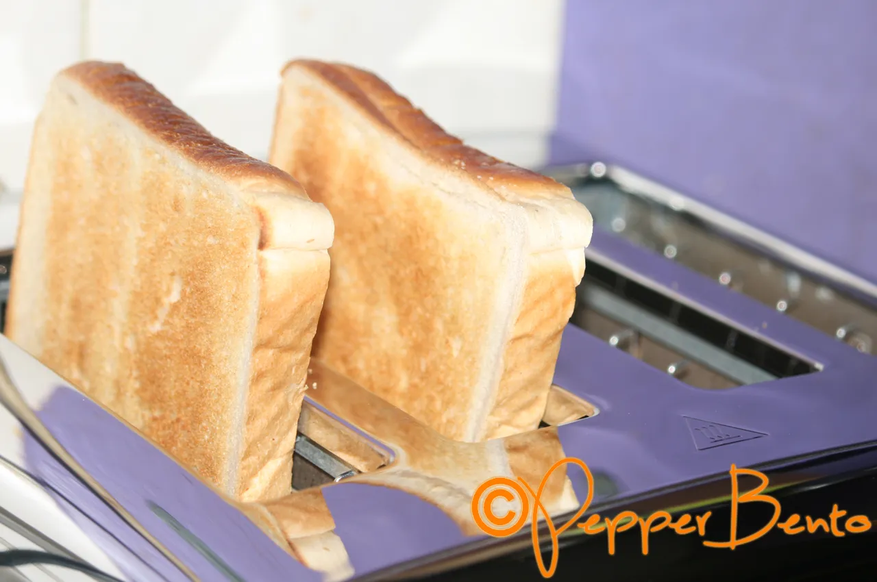 Funktion "Peek and Pop" am Breville VTT571 Toaster: Eine Brotscheibe wird zur Kontrolle des Röstgrades leicht angehoben.
