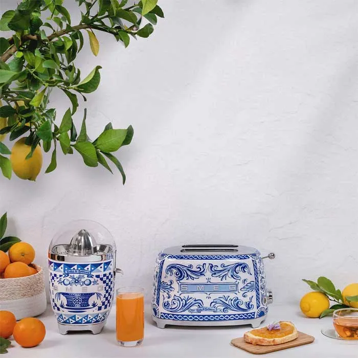 Funktionale Eleganz: Die Smeg CJF01 Zitruspresse in Aktion
