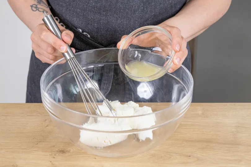 Für die Himbeer-Mascarpone-Creme-Torte die Mascarpone mit Zitronensaft verrühren