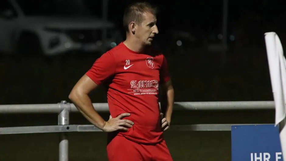 Für Laa (im Bild Spielertrainer Josef Hnanicek) läuft es bis dato deutlich schlechter als in der Vorsaison. Das liegt auch an vielen Gegentoren direkt vor Seitenwechsel.