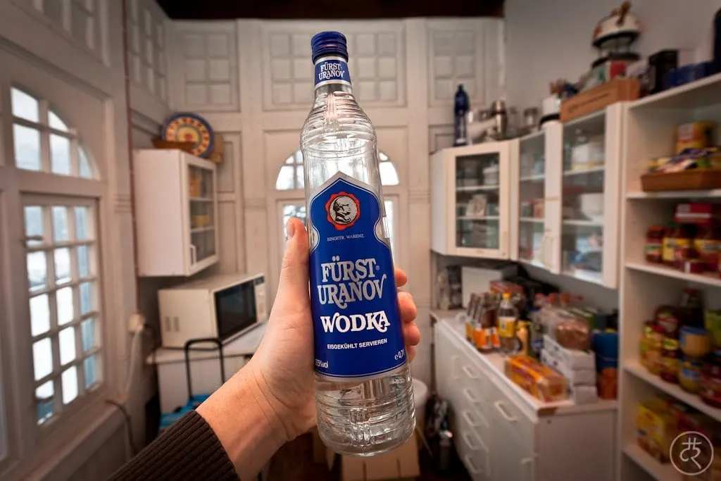 Fürst Uranov Wodka Flasche auf Holzuntergrund mit kritischem Blick – eine ehrliche Wodka Bewertung.