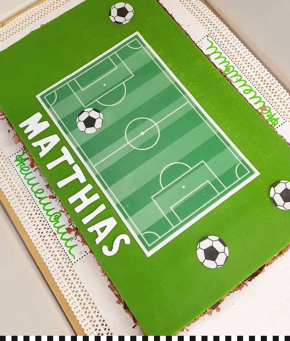 Fußballfeld-Geburtstagstorte für Fußballfans von Konditorei Heinemann