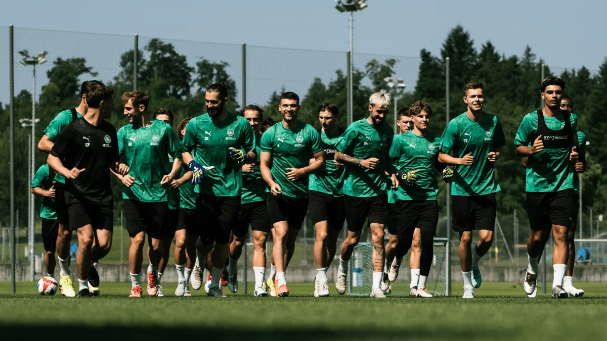 Fussballspieler des FC St. Gallen beim intensiven Mannschaftstraining auf dem Rasen