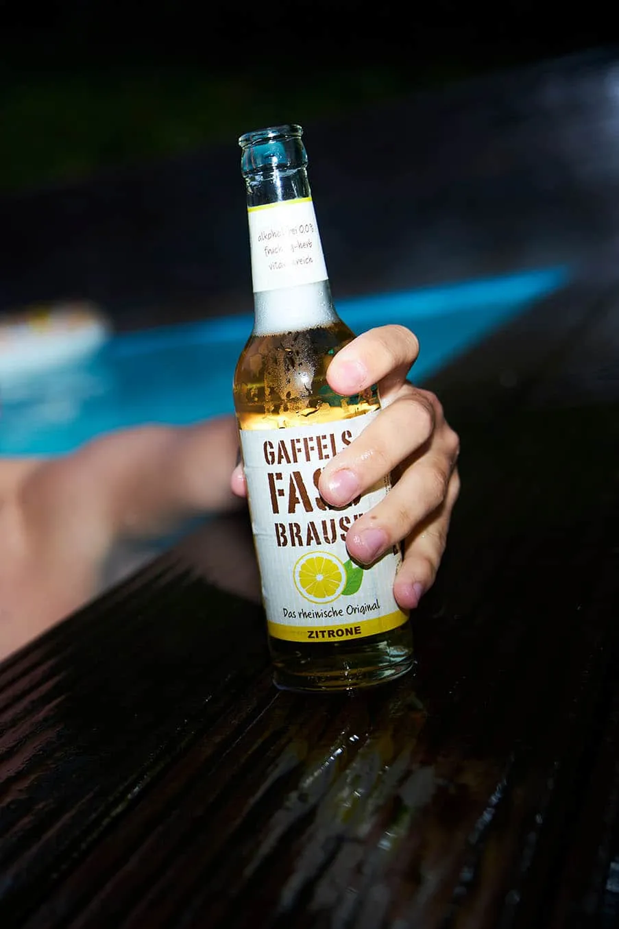 Gaffels Fassbrause Zitrone: Flasche im Pool für pure Erfrischung an einem Sommertag.
