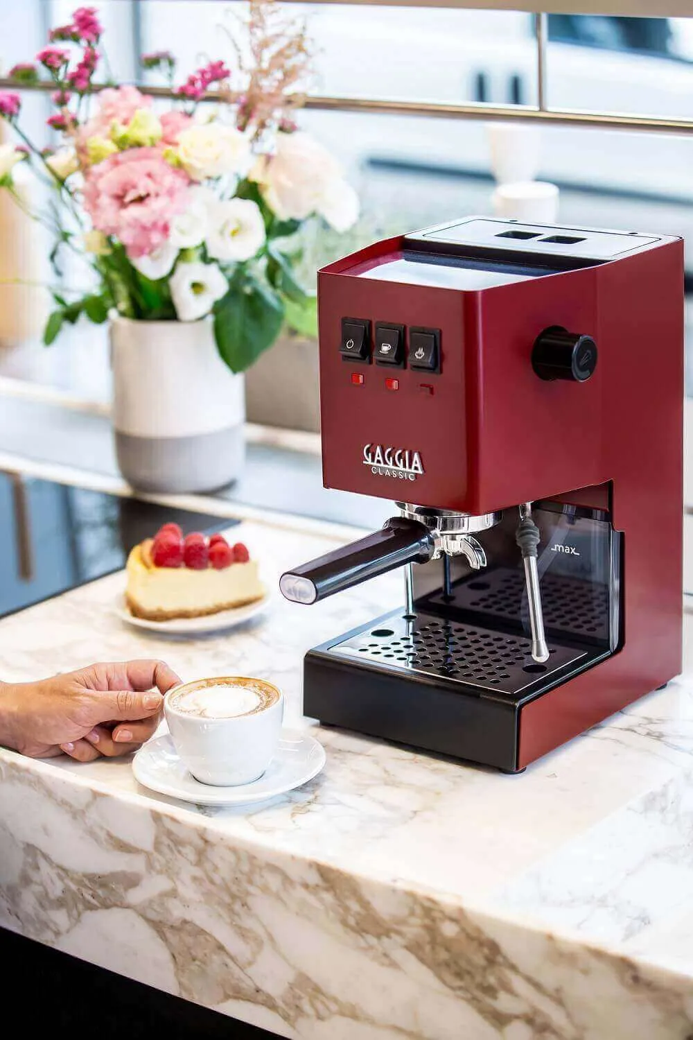 Gaggia Classic in Sherry Red mit Blumendekoration