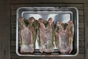 Gänsebrust wird mit Gewürzen und Apfelsaft für das Garen vorbereitet