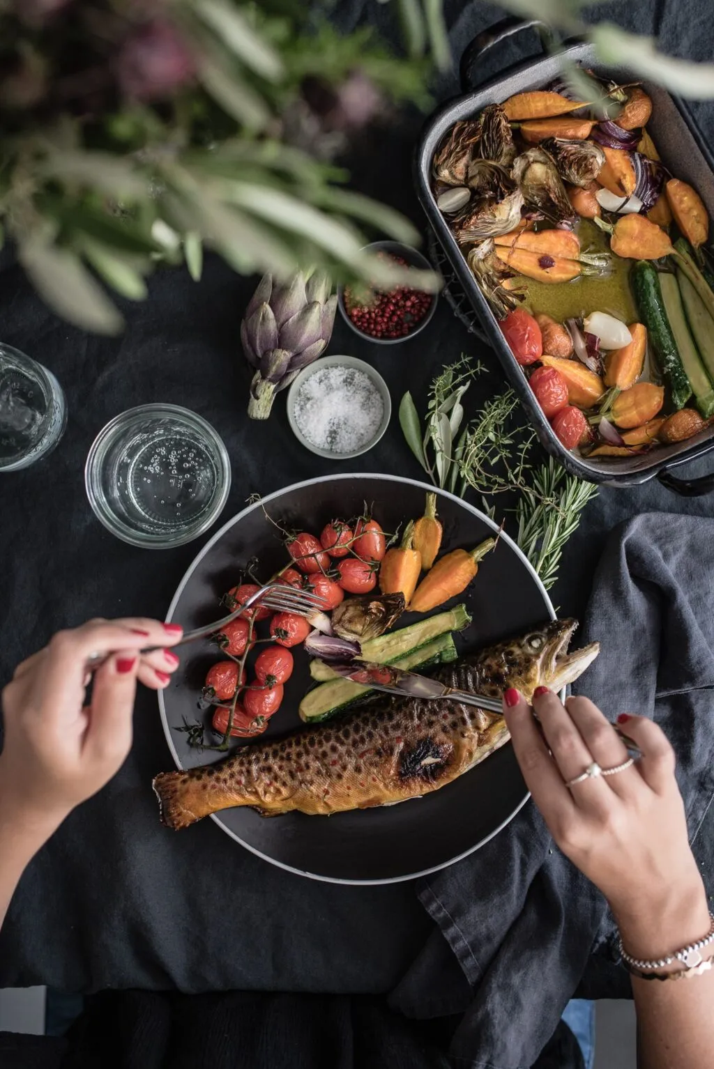 Ganze Forelle aus dem Ofen, gefüllt mit Kräutern und Zitrone