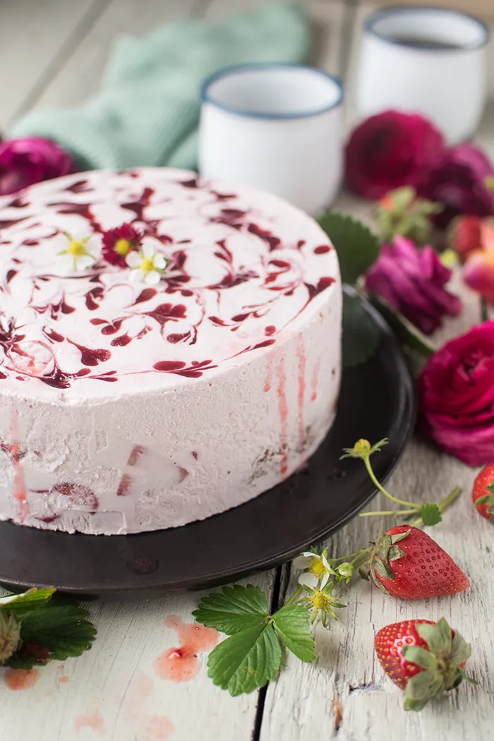 Ganze Joghurt-Erdbeer-Sahne-Torte mit Erdbeer-Swirls