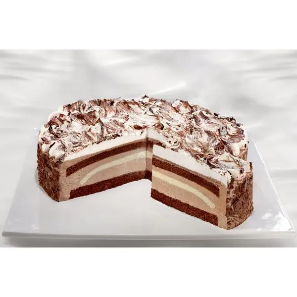 Ganze Schoko-Sahnetorte mit Schokostreuseln verziert, bereit zum Anschneiden auf einem Kuchenständer – detailreich, professionell fotografiert