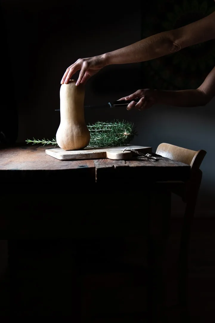 Ganzer Butternut Kürbis vor der Zubereitung