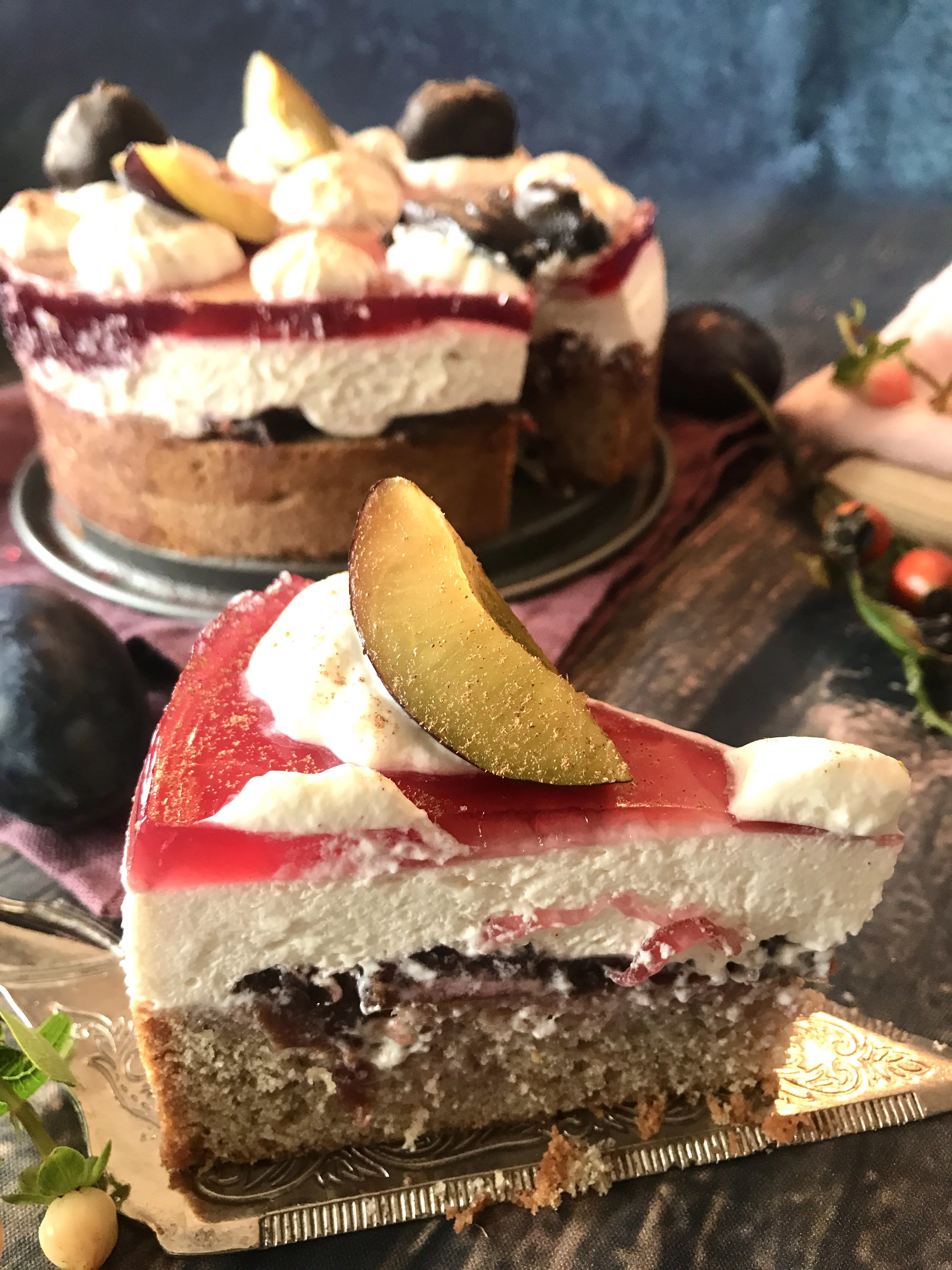 Ganzer Rotwein-Zwetschgen-Kuchen mit Sahne-Creme und Gelee-Schicht