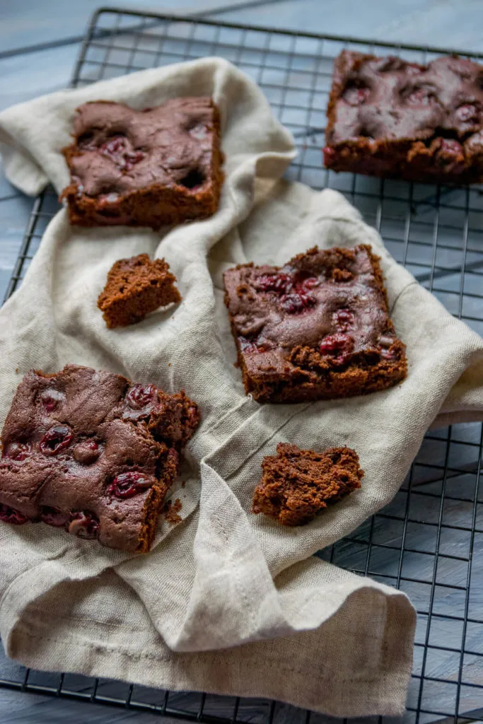Ganzer Schokokuchen mit Schattenmorellen vom Blech, bereit zum Anschneiden