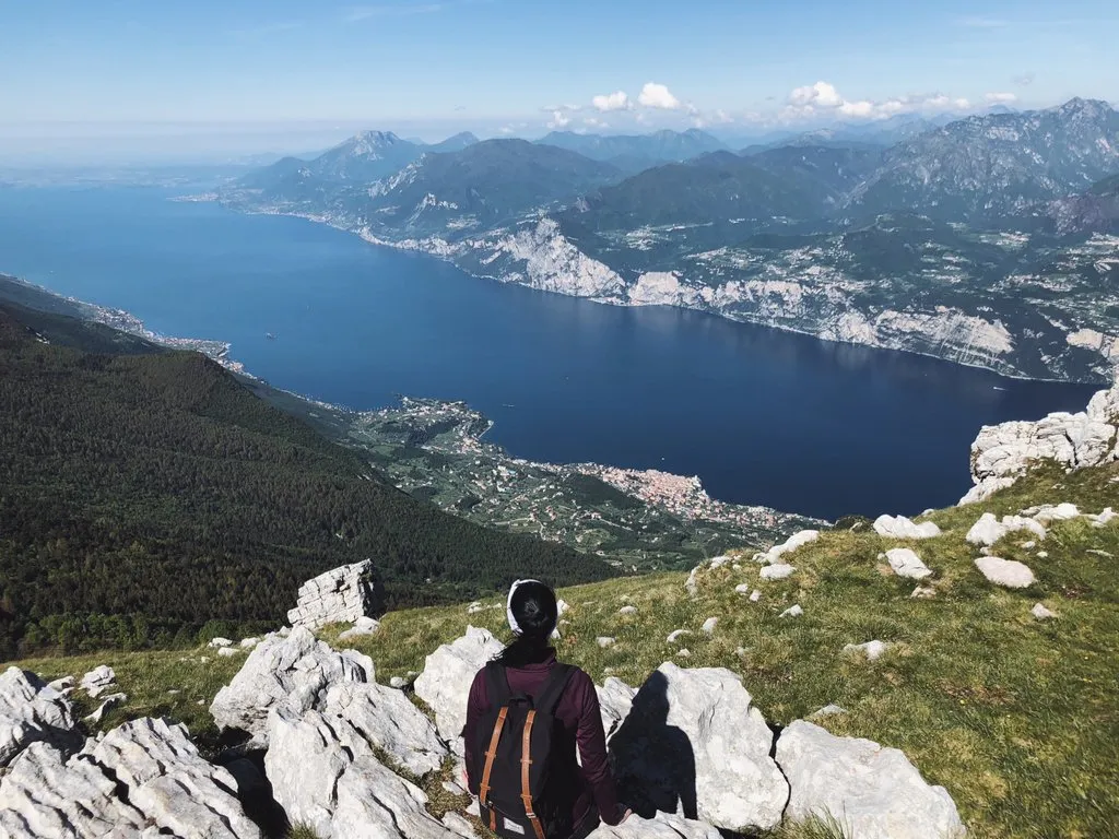 Gardasee-Monte-Baldo-Malcesine-Tipps: Der Blick vom Monte Baldo auf den Gardasee und Malcesine ist atemberaubend.