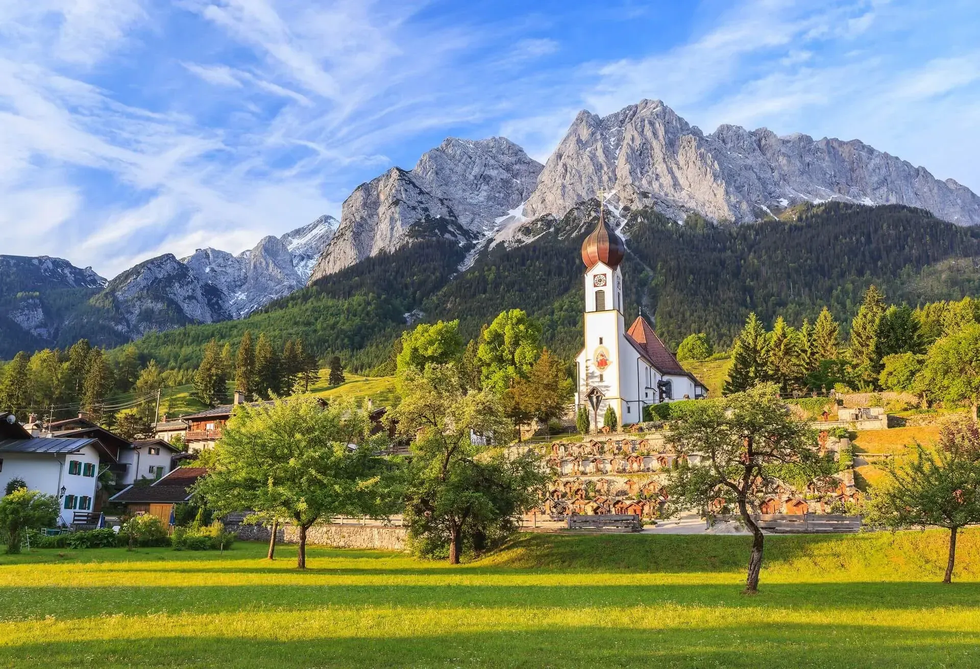 Garmisch-Partenkirchen mit Bergpanorama und grünen Wiesen