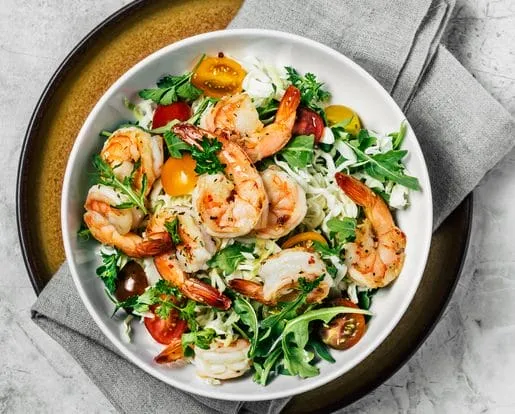 Garnelen mit Tomaten, Zwiebeln und Knoblauch in einer Schüssel